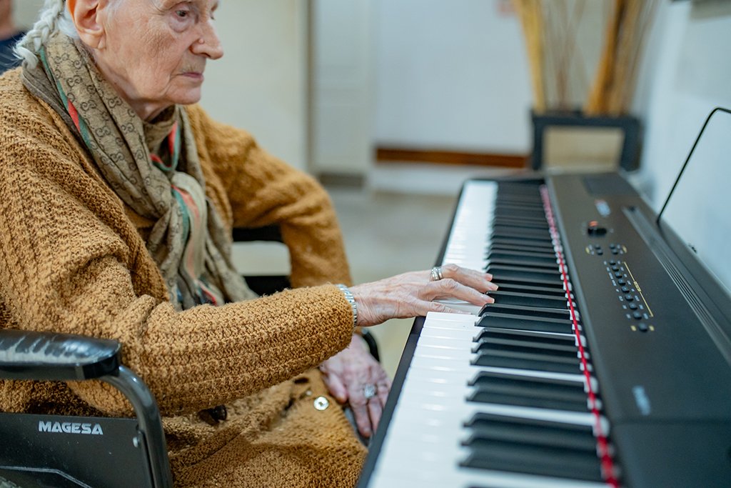 Taller de musicoterapia y estimulación cognitiva para adultos mayores en el SUM de la residencia