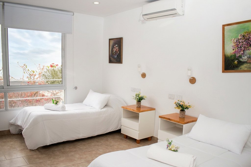 Habitación con baño privado y luz natural en la residencia para adultos mayores de Castelar