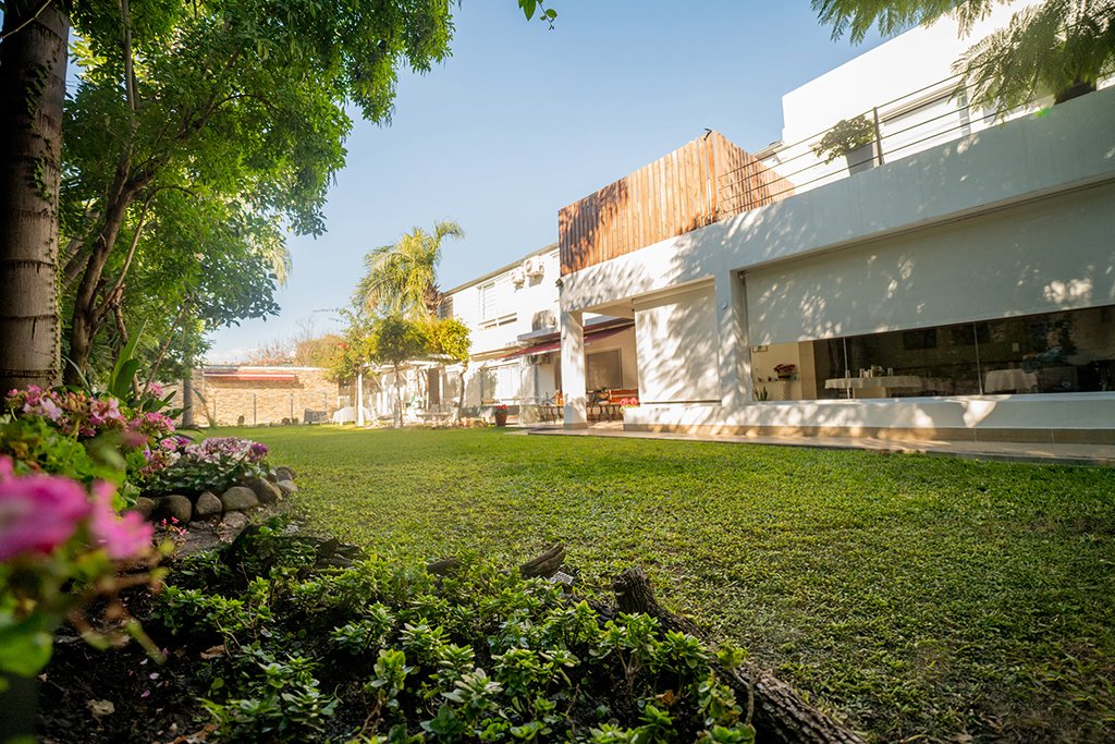 Galería y jardines de la residencia para adultos mayores en Castelar, Zona Oeste
