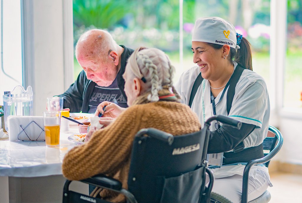 SUM y espacios comunes de la residencia para adultos mayores en Castelar
