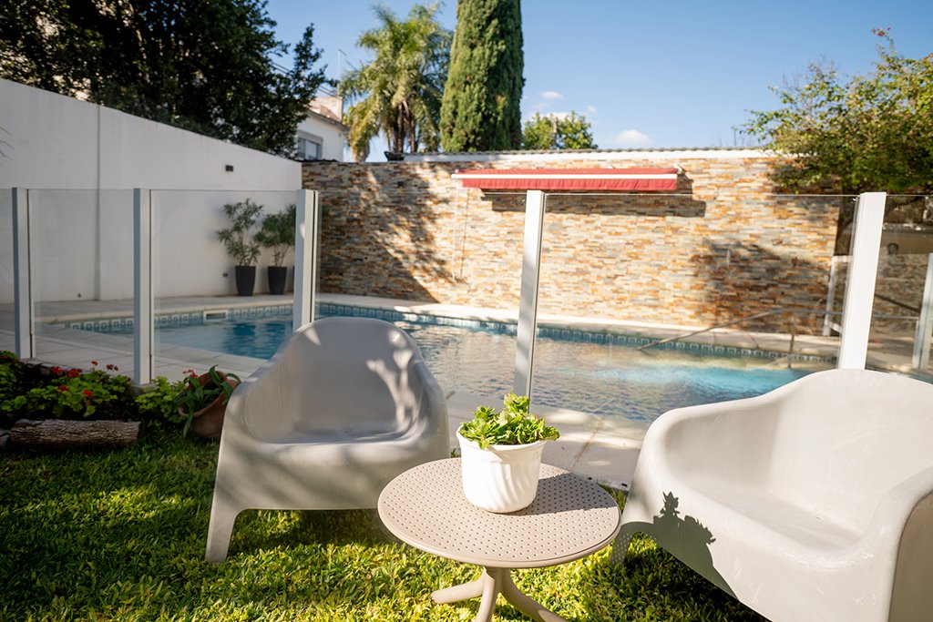 Parque de 1200 m² con piscina de la residencia geriátrica en Castelar, Zona Oeste
